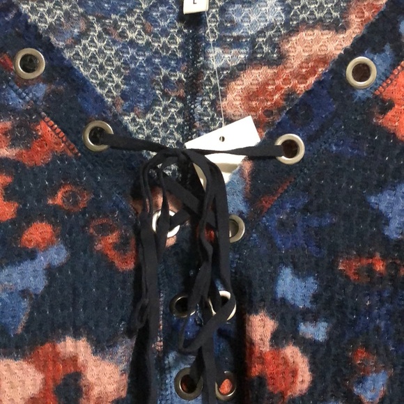 William Rast Knit Top Floral SZ L New with Tags! - Picture 2 of 5